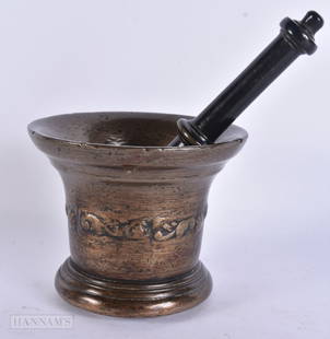 A 16TH/17TH CENTURY EUROPEAN BRONZE PESTLE AND MORTAR. Pestle 23 cm long. (2): A 16TH/17TH CENTURY EUROPEAN BRONZE PESTLE AND MORTAR. Pestle 23 cm long. (2)