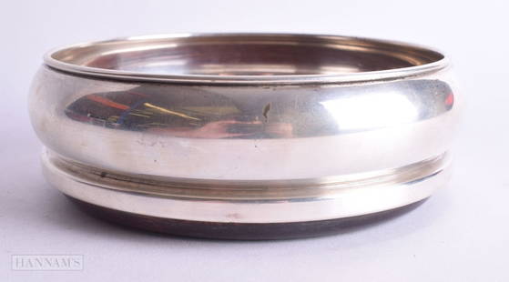 A SILVER COASTER. Birmingham 2001. 174 grams overall. 14.25 cm diameter.: A SILVER COASTER. Birmingham 2001. 174 grams overall. 14.25 cm diameter.