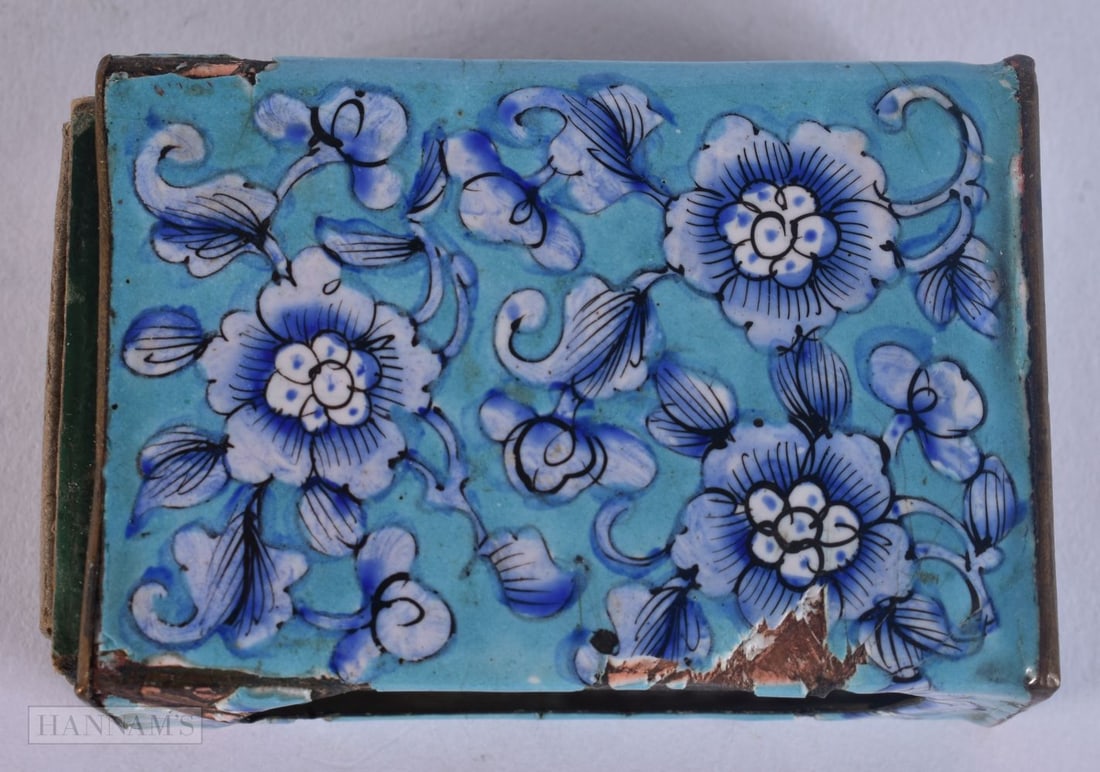 A 19TH CENTURY CHINESE CANTON ENAMEL MATCHBOX HOLDER. 23 grams. 6 cm x 4.25 cm.: A 19TH CENTURY CHINESE CANTON ENAMEL MATCHBOX HOLDER. 23 grams. 6 cm x 4.25 cm.