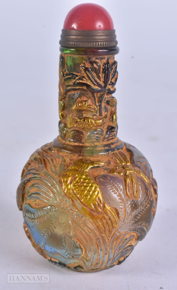 A CHINESE PEKING GLASS SNUFF BOTTLE AND STOPPER. 8 cm x 6 cm.: A CHINESE PEKING GLASS SNUFF BOTTLE AND STOPPER. 8 cm x 6 cm.