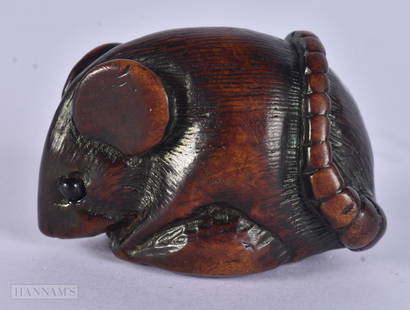 A FINE 19TH CENTURY JAPANESE MEIJI PERIOD CARVED BOXWOOD RAT NETSUKE. 4 cm x 3 cm.: A FINE 19TH CENTURY JAPANESE MEIJI PERIOD CARVED BOXWOOD RAT NETSUKE. 4 cm x 3 cm.
