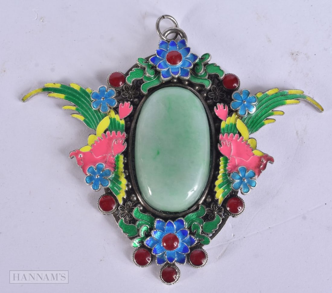 A CHINESE SILVER AND ENAMEL PENDANT. 54 grams. 9.5 cm x 8.25 cm.: A CHINESE SILVER AND ENAMEL PENDANT. 54 grams. 9.5 cm x 8.25 cm.
