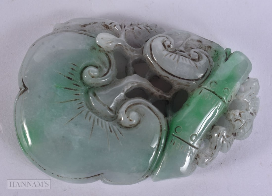 A CHINESE JADEITE LINGZHI FUNGUS. 126.3 grams. 8 cm x 5.5 cm.: A CHINESE JADEITE LINGZHI FUNGUS. 126.3 grams. 8 cm x 5.5 cm.