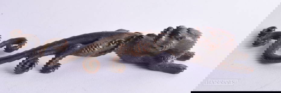 A JAPANESE BRONZE BEAST SCROLL WEIGHT. 159.4 grams. 16 cm long.: A JAPANESE BRONZE BEAST SCROLL WEIGHT. 159.4 grams. 16 cm long.