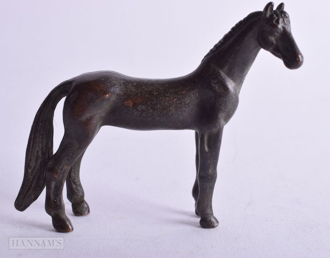 A JAPANESE BRONZE HORSE. 125.1 grams. 8 cm x 6.75 cm.: A JAPANESE BRONZE HORSE. 125.1 grams. 8 cm x 6.75 cm.