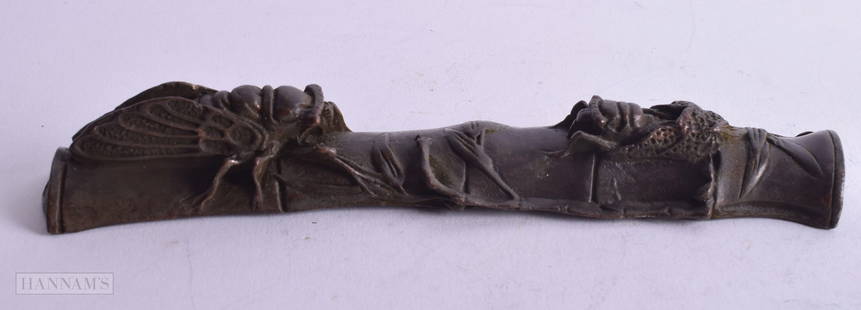 A JAPANESE BRONZE SCROLL WEIGHT. 162 grams. 17 cm long.: A JAPANESE BRONZE SCROLL WEIGHT. 162 grams. 17 cm long.