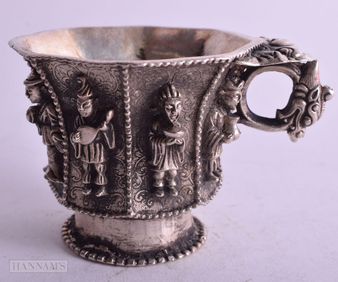 A CHINESE SILVERED BRONZE CUP. 229.8 grams. 9.25 cm x 6.5 cm.: A CHINESE SILVERED BRONZE CUP. 229.8 grams. 9.25 cm x 6.5 cm.