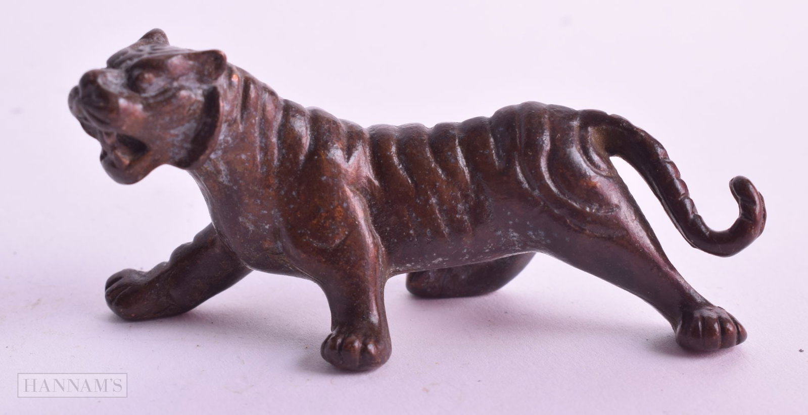 A JAPANESE BRONZE TIGER. 7 cm wide.: A JAPANESE BRONZE TIGER. 7 cm wide.