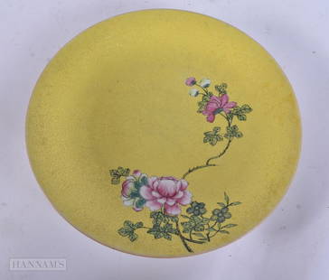 A 19TH CENTURY CHINESE FAMILLE ROSE YELLOW GROUND SCRAFITO DISH bearing Qianlong marks to base. 20.5: A 19TH CENTURY CHINESE FAMILLE ROSE YELLOW GROUND SCRAFITO DISH bearing Qianlong marks to base. 20.5 cm diameter.