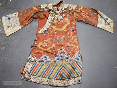 AN 18TH/19TH CENTURY CHINESE SILK EMBROIDERED DRAGON ROBE Late Qianlong/Jiaqing. 100 cm x 140 cm.: AN 18TH/19TH CENTURY CHINESE SILK EMBROIDERED DRAGON ROBE Late Qianlong/Jiaqing. 100 cm x 140 cm.