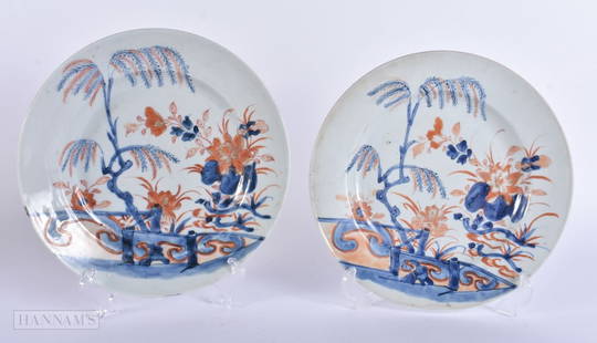 A PAIR OF EARLY 18TH CENTURY CHINESE BLUE AND WHITE PORCELAIN PLATES Yongzheng/Qianlong. 23 cm diame: A PAIR OF EARLY 18TH CENTURY CHINESE BLUE AND WHITE PORCELAIN PLATES Yongzheng/Qianlong. 23 cm diameter.
