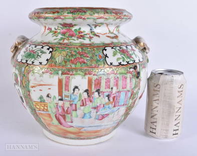 AN UNUSUAL 19TH CENTURY CHINESE CANTON FAMILLE ROSE PORCELAIN VASE Qing. 23 cm x 23 cm.: AN UNUSUAL 19TH CENTURY CHINESE CANTON FAMILLE ROSE PORCELAIN VASE Qing. 23 cm x 23 cm.