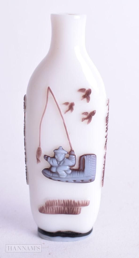 A CHINESE PEKING GLASS SNUFF BOTTLE. 9 cm x 3.25 cm.: A CHINESE PEKING GLASS SNUFF BOTTLE. 9 cm x 3.25 cm.