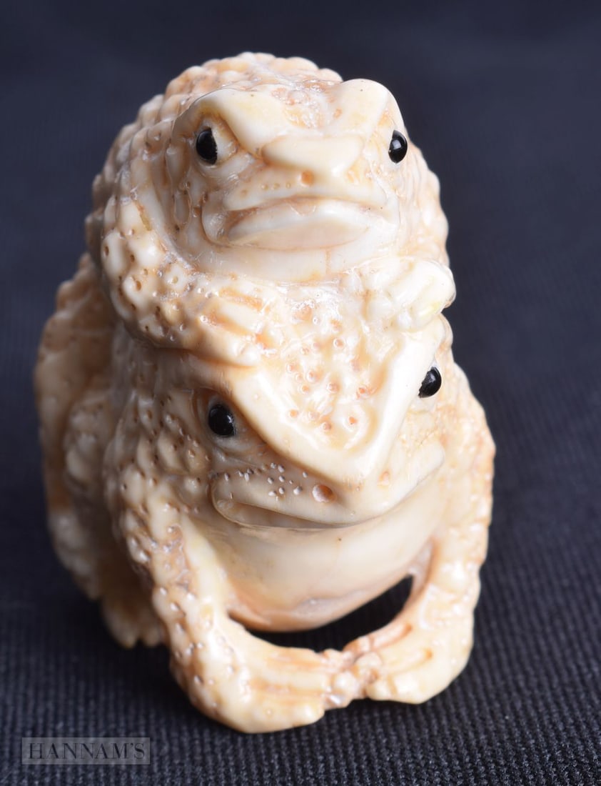 A JAPANESE CARVED BONE DOUBLE FROG NETSUKE. 37.2 grams. 4.25 cm x 3.5 cm.: A JAPANESE CARVED BONE DOUBLE FROG NETSUKE. 37.2 grams. 4.25 cm x 3.5 cm.