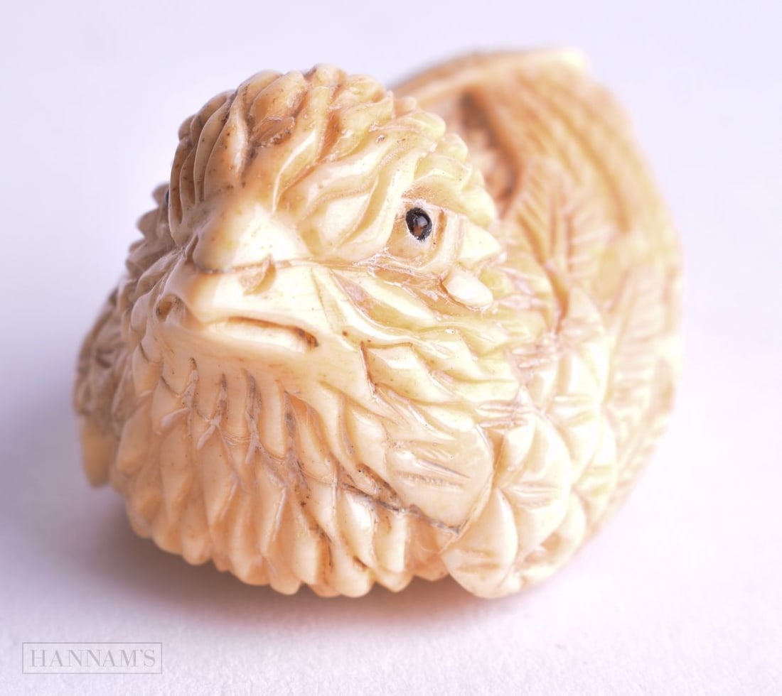 A JAPANESE CARVED BONE BIRD NETSUKE. 27 grams. 4.75 cm x 3 cm.: A JAPANESE CARVED BONE BIRD NETSUKE. 27 grams. 4.75 cm x 3 cm.