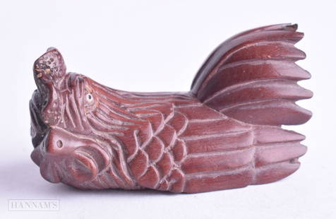 A JAPANESE CARVED WOOD CHICKEN NETSUKE. 13 grams. 3 cm x 5 cm.: A JAPANESE CARVED WOOD CHICKEN NETSUKE. 13 grams. 3 cm x 5 cm.
