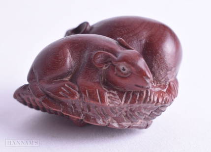 A JAPANESE WOOD RAT NETSUKE. 9.2 grams. 3.25 cm x 3 cm.: A JAPANESE WOOD RAT NETSUKE. 9.2 grams. 3.25 cm x 3 cm.