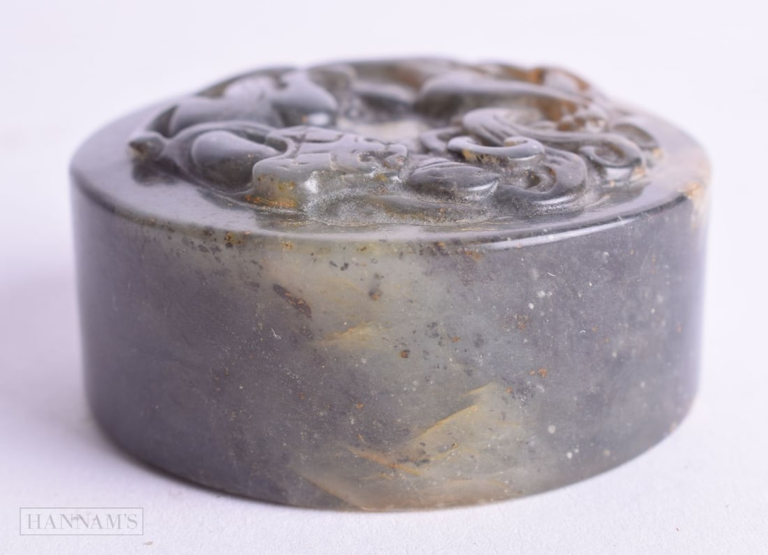 A CHINESE JADE SEAL. 131 grams. 5.25 cm wide.: A CHINESE JADE SEAL. 131 grams. 5.25 cm wide.