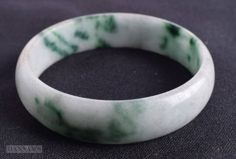 A CHINESE JADE BANGLE. 42 grams. 6 cm internal diameter.: A CHINESE JADE BANGLE. 42 grams. 6 cm internal diameter.