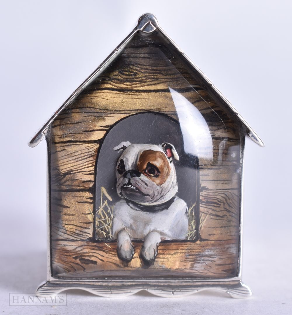 A VICTORIAN SILVER AND ESSEX CRYSTAL NOVELTY VESTA CASE by Thomas Johnson II, London 1880, retailed: A VICTORIAN SILVER AND ESSEX CRYSTAL NOVELTY VESTA CASE by Thomas Johnson II, London 1880, retailed by A. Thomas, 39B Old Bond Street, modelled as a kennel with engraved plank decoration, the front wi