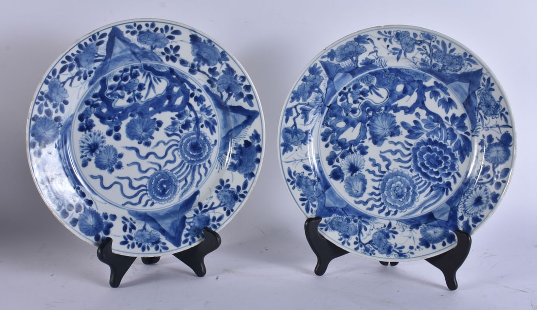 A LARGE PAIR OF 17TH CENTURY CHINESE BLUE AND WHITE PORCELAIN PLATES Kangxi, painted with flowers an (1 of 5)