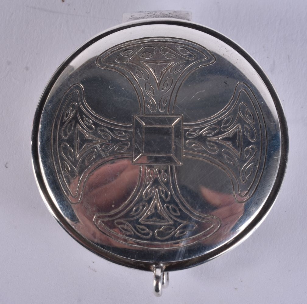 AN UNUSUAL ANTIQUE WHITE METAL SNUFF BOX. 51 grams. 4.5 cm diameter. (1 of 4)