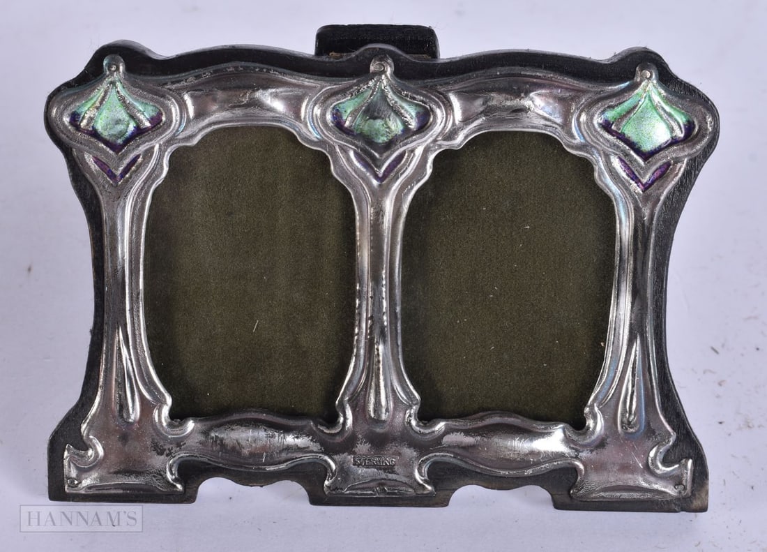 A SILVER AND ENAMEL PHOTOGRAPH FRAME. 11 cm x 8 cm.: A SILVER AND ENAMEL PHOTOGRAPH FRAME. 11 cm x 8 cm.