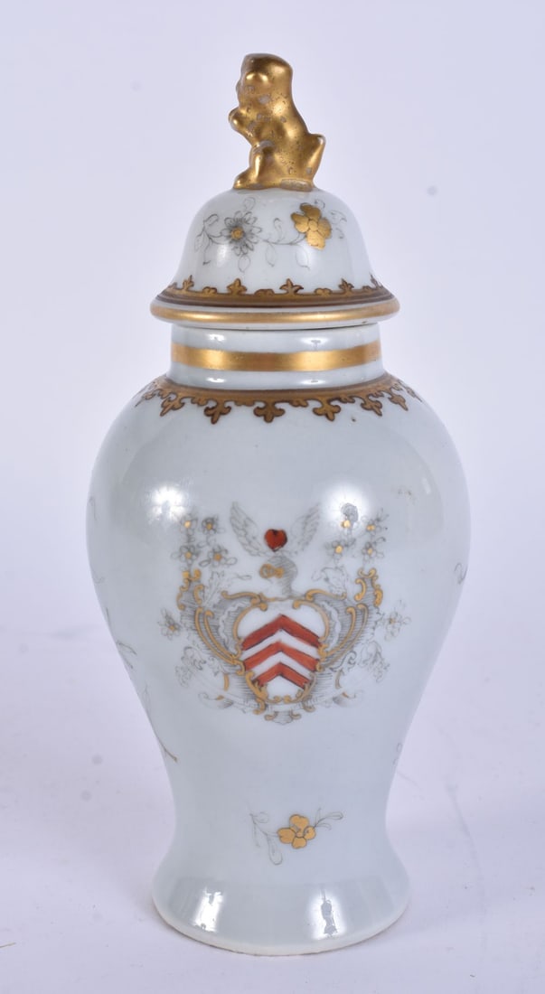 A 19TH CENTURY FRENCH SAMSONS OF PARIS VASE AND COVER modelled in the Chinese Export style. 17 cm hi: A 19TH CENTURY FRENCH SAMSONS OF PARIS VASE AND COVER modelled in the Chinese Export style. 17 cm high.