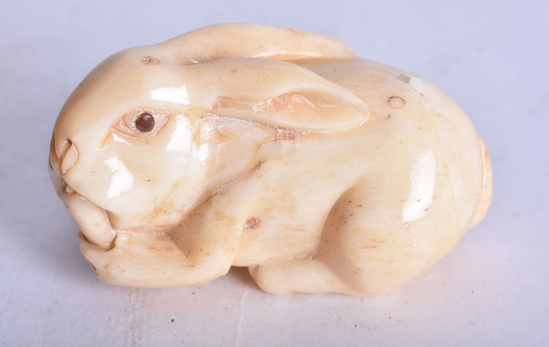 A JAPANESE BONE RABBIT NETSUKE. 38.2 grams. 5.25 cm x 3 cm.: A JAPANESE BONE RABBIT NETSUKE. 38.2 grams. 5.25 cm x 3 cm.
