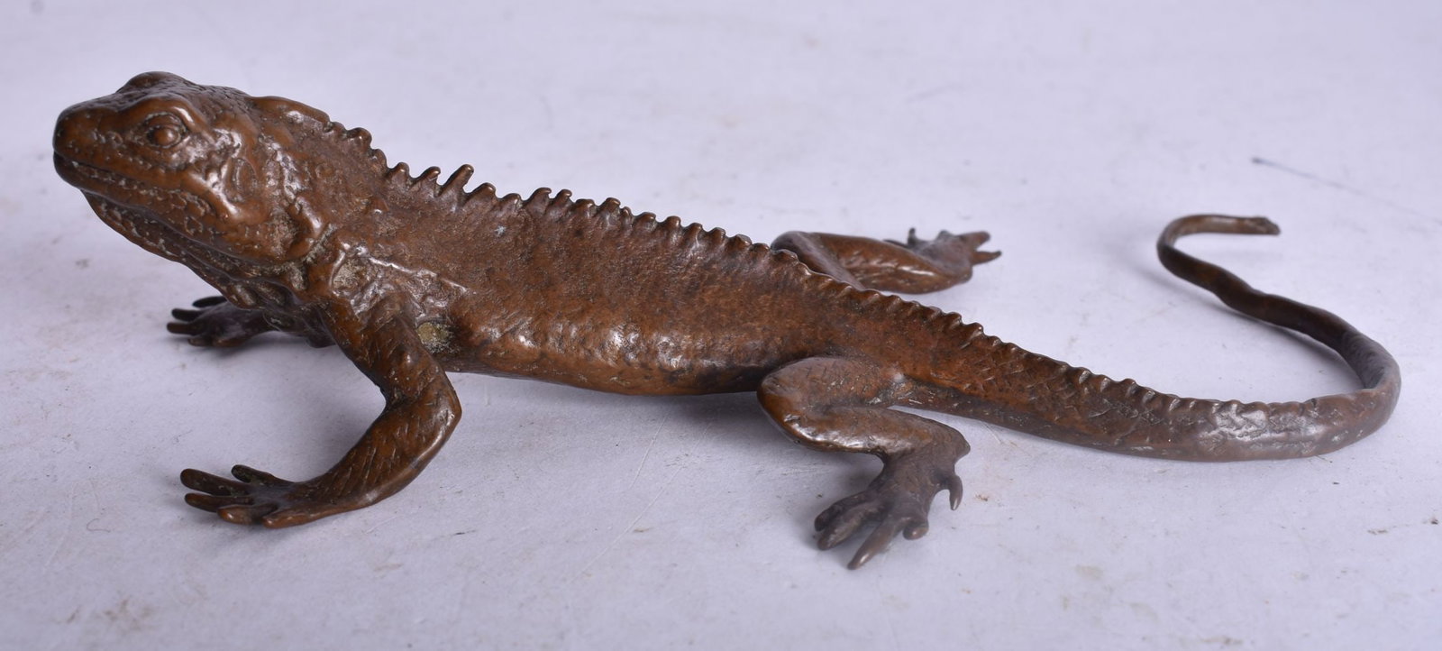 A JAPANESE BRONZE LIZARD. 183 grams. 13.5 cm wide.: A JAPANESE BRONZE LIZARD. 183 grams. 13.5 cm wide.