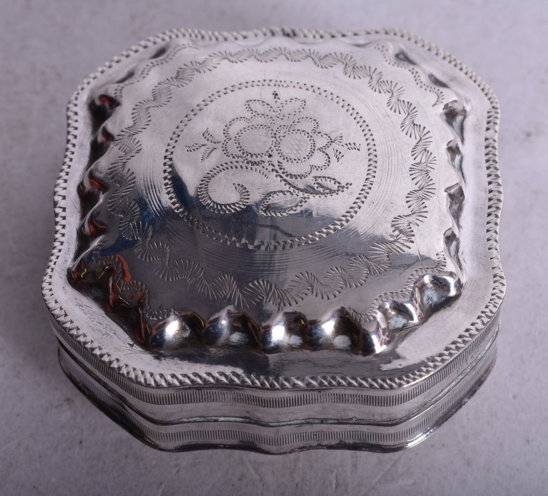 A Continental Silver Pill Box. Dutch Marks. 2.3 cm x 5.1 cm, weight 22.4g: A Continental Silver Pill Box. Dutch Marks. 2.3 cm x 5.1 cm, weight 22.4g