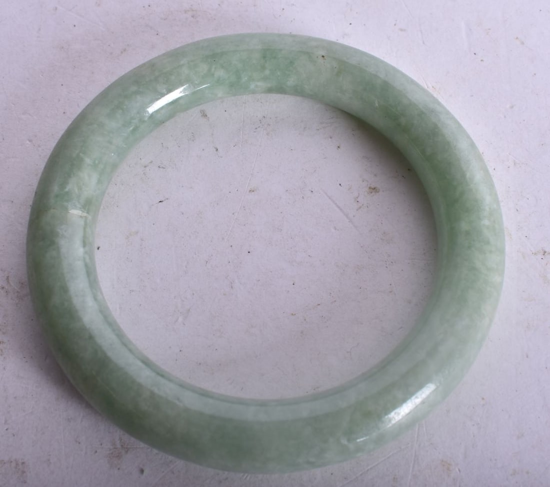 A CHINESE JADE BANGLE. 70.4 grams. 5.5 cm internal diameter. (1 of 2)