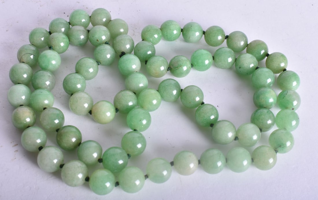 A CHINESE JADE NECKLACE. 155 grams. 86 cm long.: A CHINESE JADE NECKLACE. 155 grams. 86 cm long.