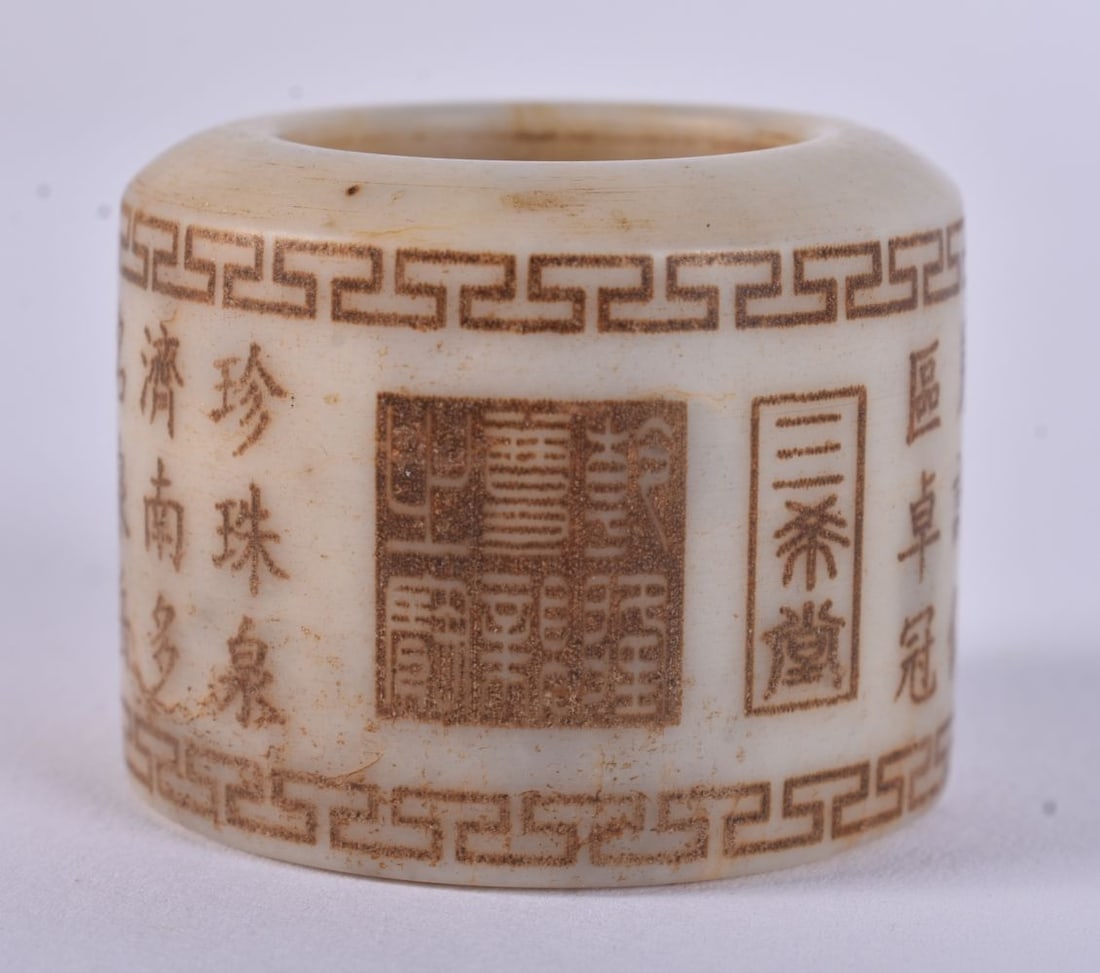 A CHINESE JADE ARCHER'S RING. 48.4 grams. Y.: A CHINESE JADE ARCHER'S RING. 48.4 grams. Y.