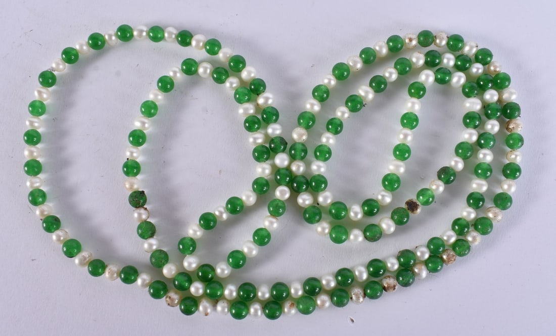 A CHINESE PEARL AND JADE NECKLACE. 65 grams. 122 cm long.: A CHINESE PEARL AND JADE NECKLACE. 65 grams. 122 cm long.