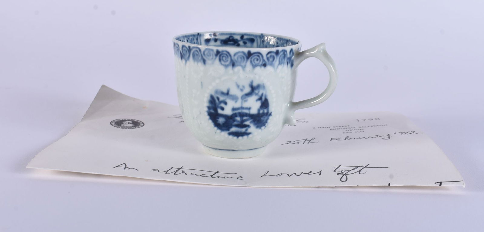 AN 18TH CENTURY LOWESTOFT PORCELAIN COFFEE CUP with moulded decoration, painted with Chinese landsca