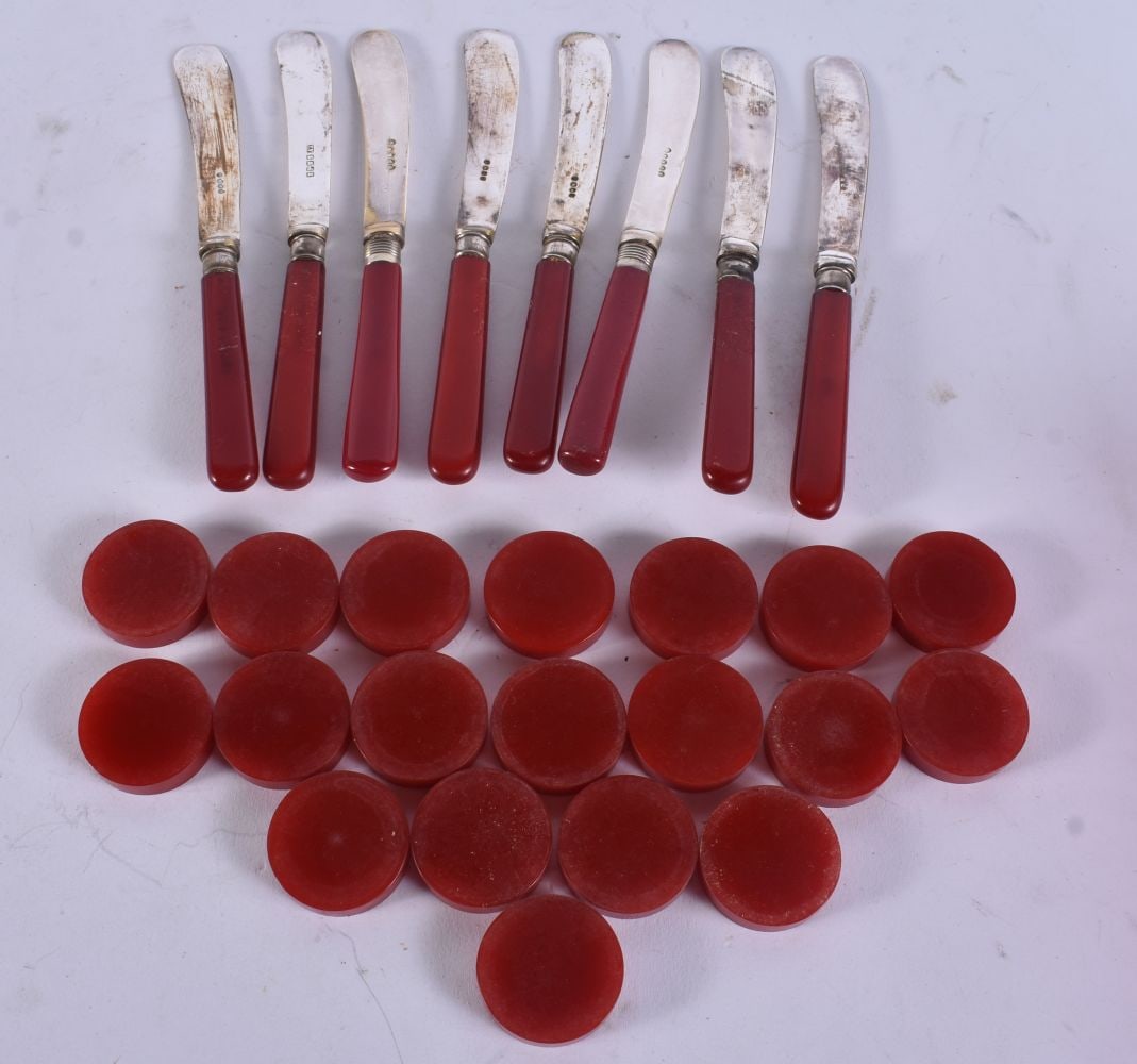 A SET OF VINTAGE RED BAKELITE GAMING COUNTERS together with similar cherry coloured handled knives. (1 of 7)