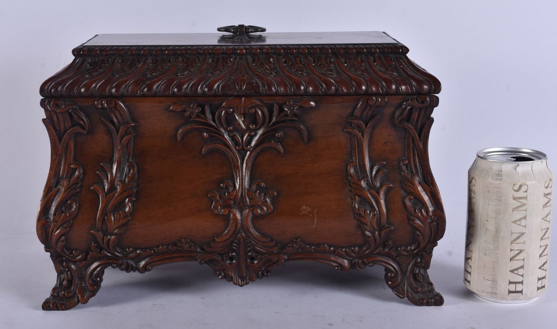A FINE ANTIQUE MAHOGANY TEA CADDY in the Manner of Thomas Chippendale. 31 cm x 21 cm x 17 cm.: A FINE ANTIQUE MAHOGANY TEA CADDY in the Manner of Thomas Chippendale. 31 cm x 21 cm x 17 cm.