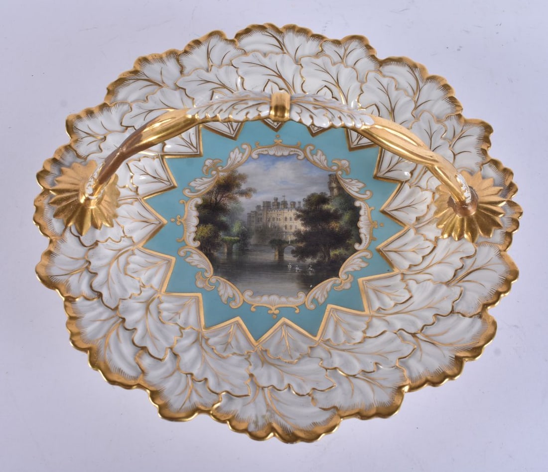 A LATE 18TH CENTURY FLIGHT BARR AND BARR WORCESTER BASKET painted with a view of Warwick Castle. 25c (1 of 4)