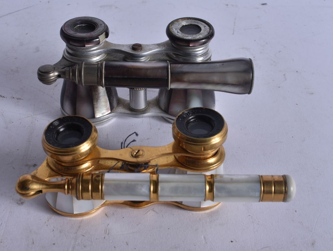 TWO PAIRS OF ANTIQUE MOTHER OF PEARL OPERA GLASSES. 18 cm extended. (2): TWO PAIRS OF ANTIQUE MOTHER OF PEARL OPERA GLASSES. 18 cm extended. (2)
