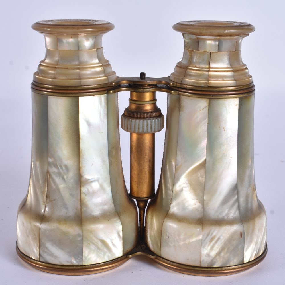 A LARGE PAIR OF ANTIQUE CHEVALIER PARIS MOTHER OF PEARL OPERA GLASSES. 12 cm x 10 cm. (1 of 4)