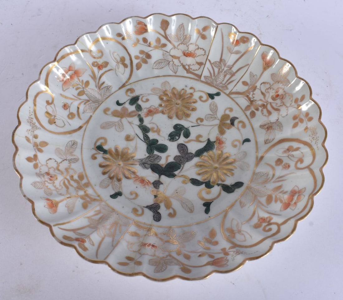 AN EARLY 18TH CENTURY JAPANESE EDO PERIOD FLUTED PORCELAIN DISH painted with flowers. 24 cm wide.: AN EARLY 18TH CENTURY JAPANESE EDO PERIOD FLUTED PORCELAIN DISH painted with flowers. 24 cm wide.