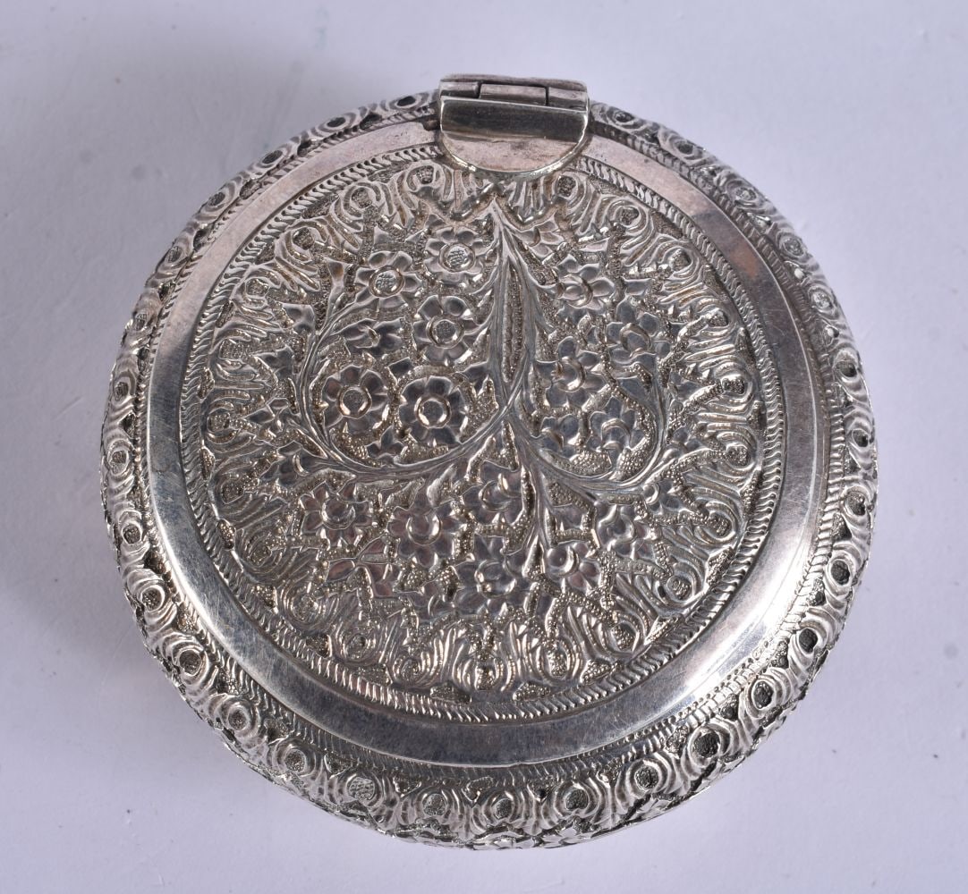 AN ANTIQUE CONTINENTAL WHITE METAL SNUFF BOX. 67.3 grams. 7.25cm wide. (1 of 4)