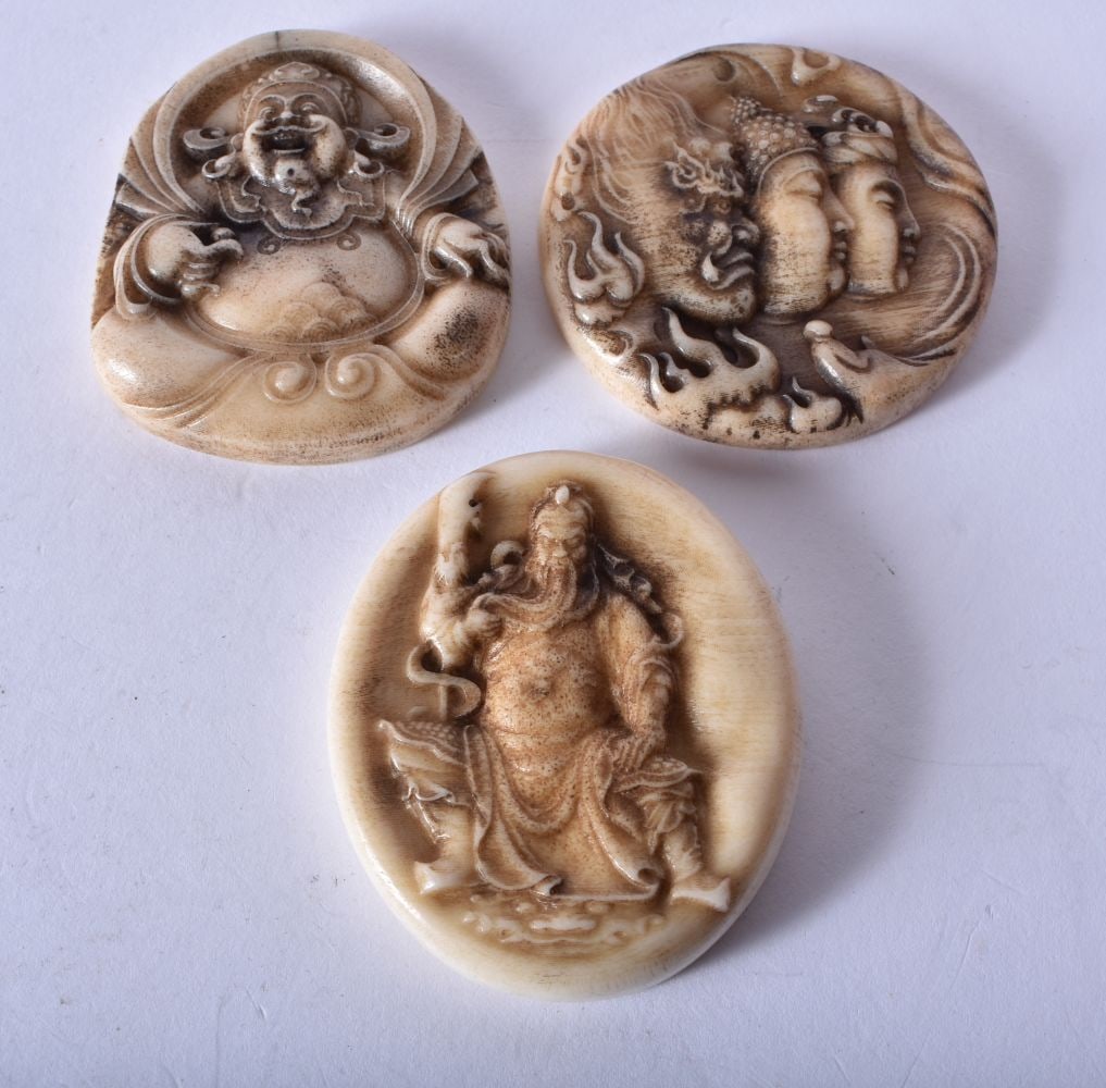 Three Chinese Carved Stag Horn Plaques. 4.8cm x 4cm, total weight 49.2g (3): Three Chinese Carved Stag Horn Plaques. 4.8cm x 4cm, total weight 49.2g (3)