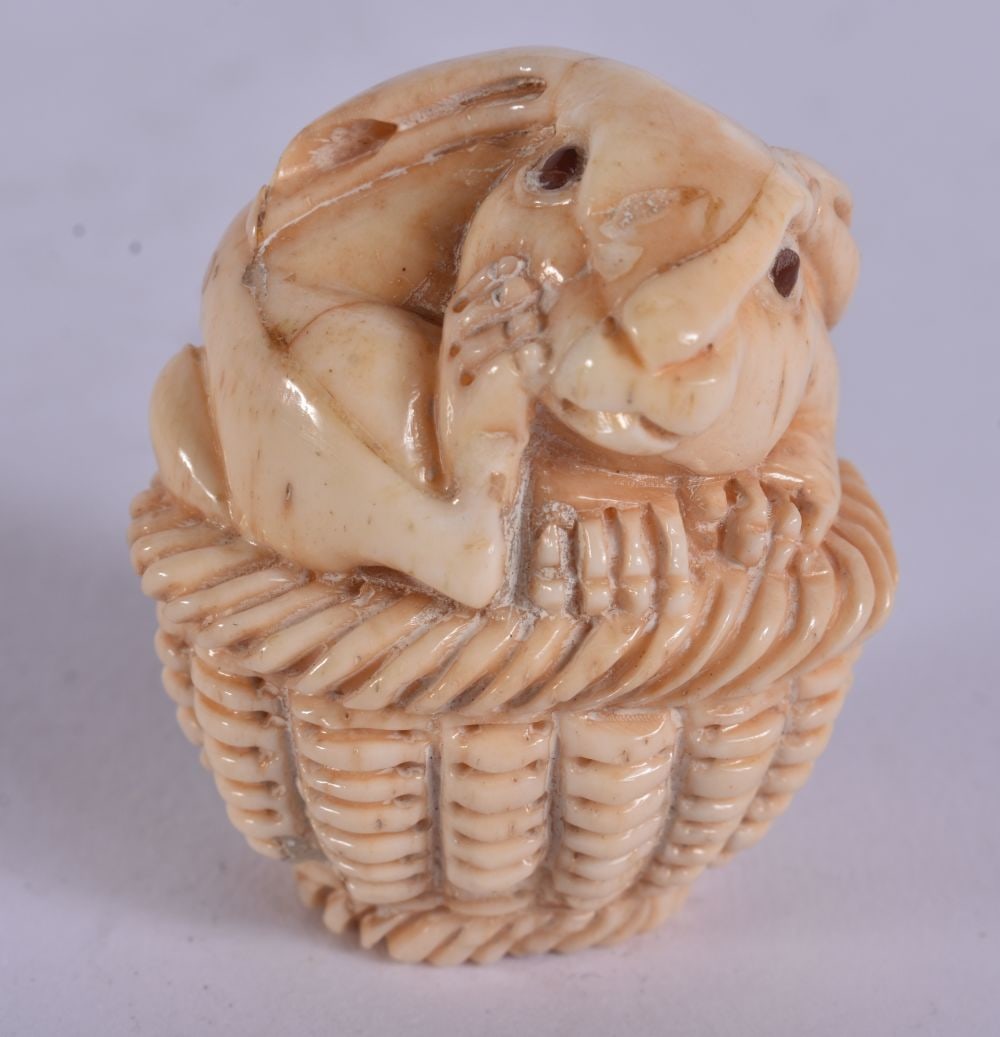 A Carved Rabbit on a Basket. 4.3cm x 3.1cm x 3.6cm, weight 43.1g: A Carved Rabbit on a Basket. 4.3cm x 3.1cm x 3.6cm, weight 43.1g