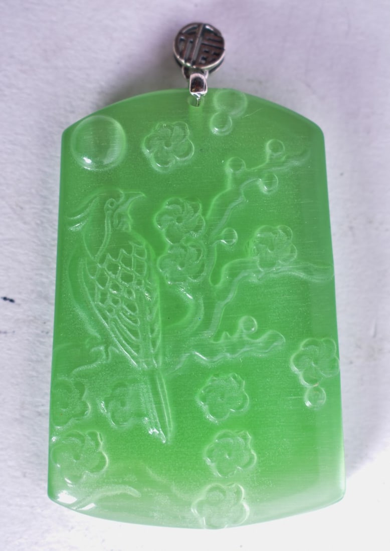 A CHINESE SILVER MOUNTED PENDANT. 32.9 grams. 6 cm x 3.5 cm.: A CHINESE SILVER MOUNTED PENDANT. 32.9 grams. 6 cm x 3.5 cm.