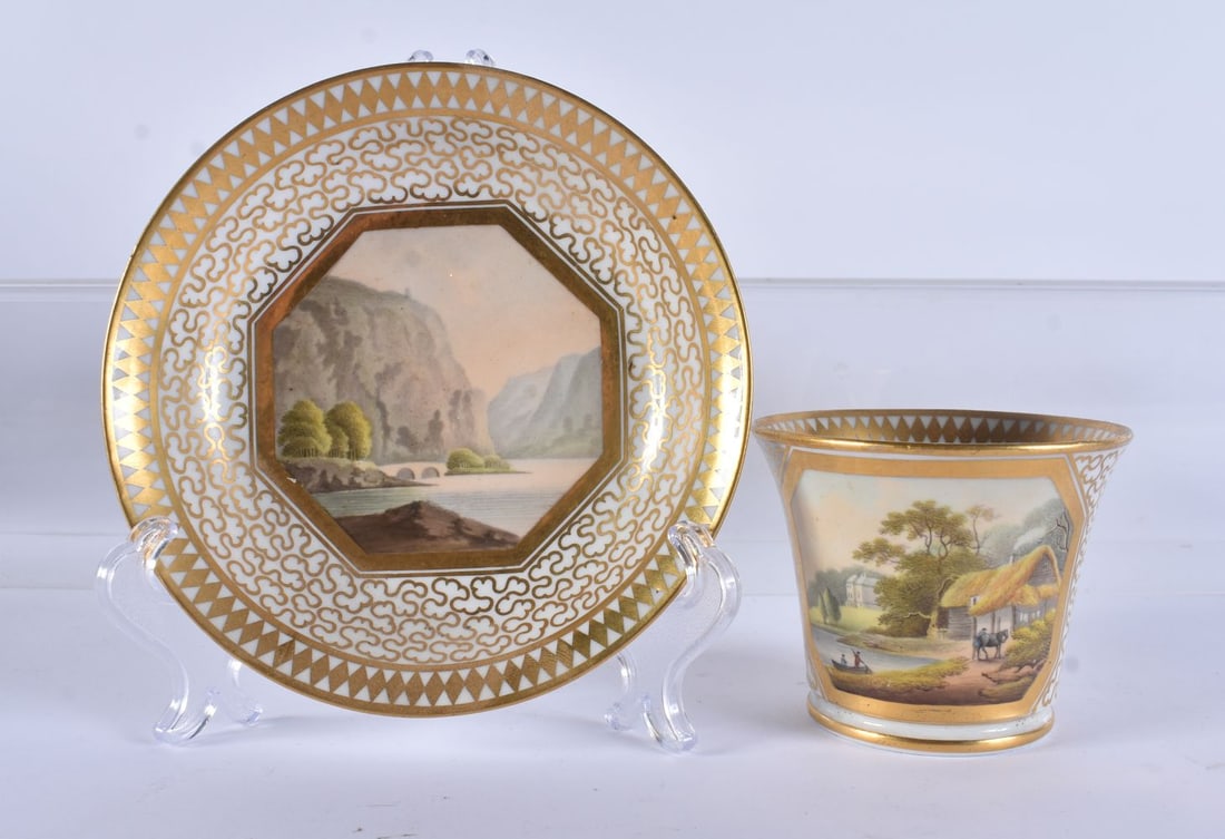 AN EARLY 19TH CENTURY CHAMBERLAINS WORCESTER CUP AND SAUCER. 12 cm wide. (2) (1 of 4)