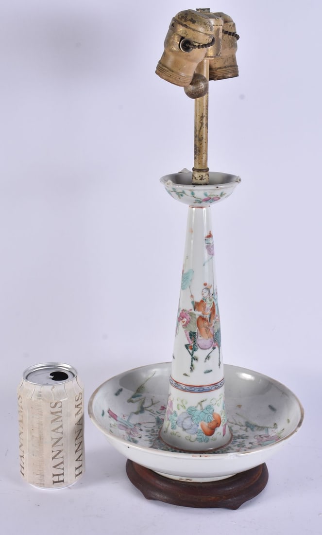 A LARGE 19TH CENTURY CHINESE FAMILLE ROSE PORCELAIN LAMP Late Qing. 44 cm high.: A LARGE 19TH CENTURY CHINESE FAMILLE ROSE PORCELAIN LAMP Late Qing. 44 cm high.