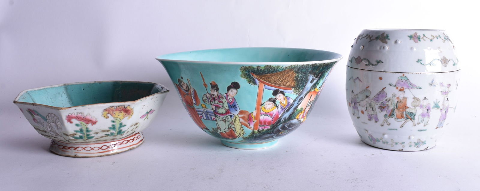 TWO EARLY 20TH CENTURY CHINESE PORCELAIN BOWLS together with a box and cover. Largest 19 cm wide. (3 (1 of 5)