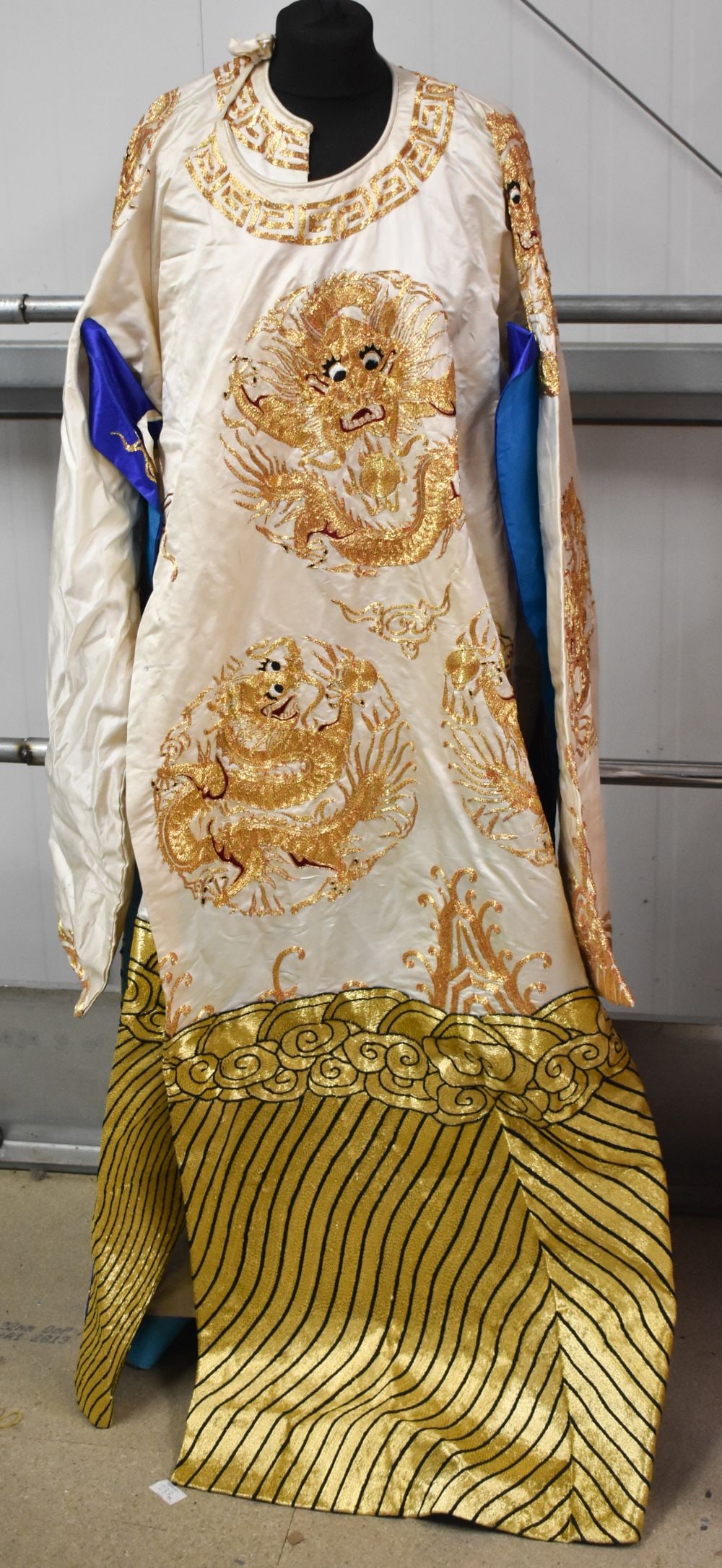 A CHINESE EMBROIDERED SILK DRAGON ROBE.: A CHINESE EMBROIDERED SILK DRAGON ROBE.